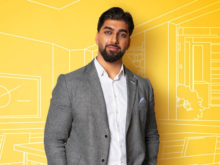 Männliche Person hinter einem gelben Hintergrund