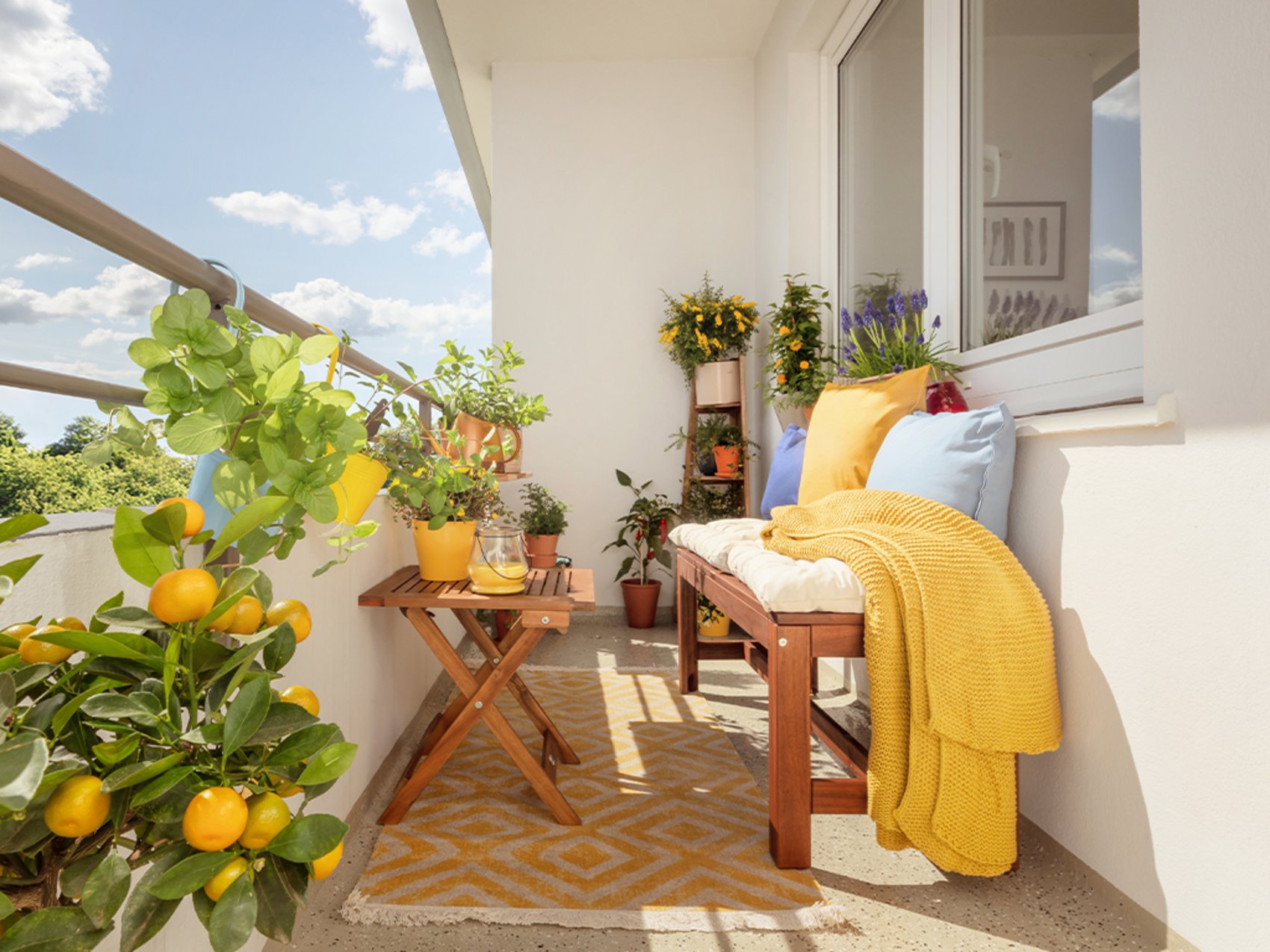 Balkon mit Pflanzen und Möbeln