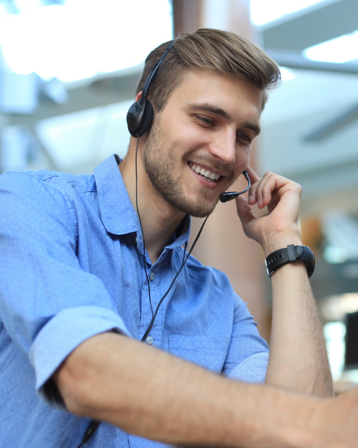 Junger Mann mit Hemd am telefonieren