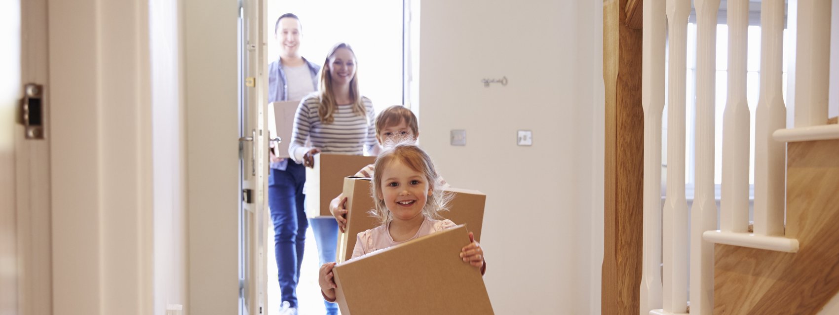 Glückliche Familie beim Umzug