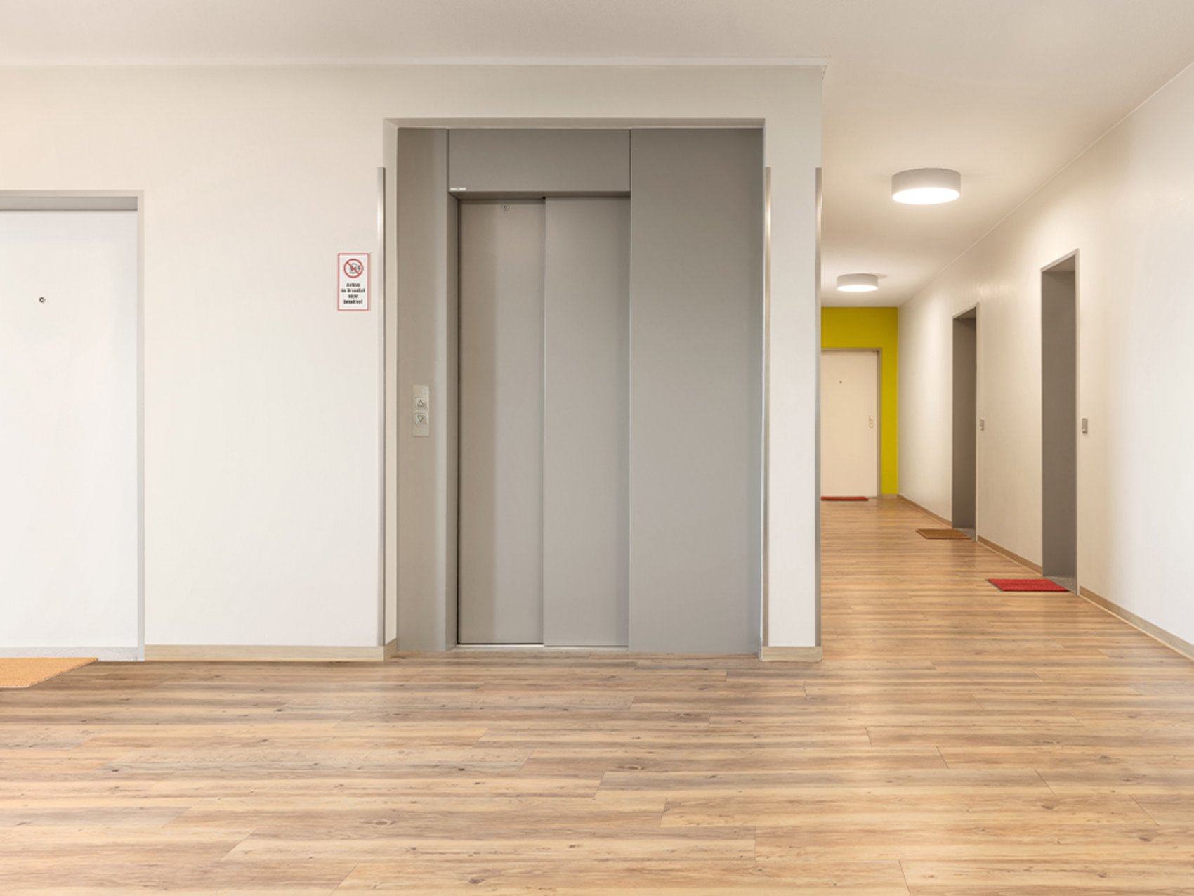 Treppenhaus mit einem Aufzug