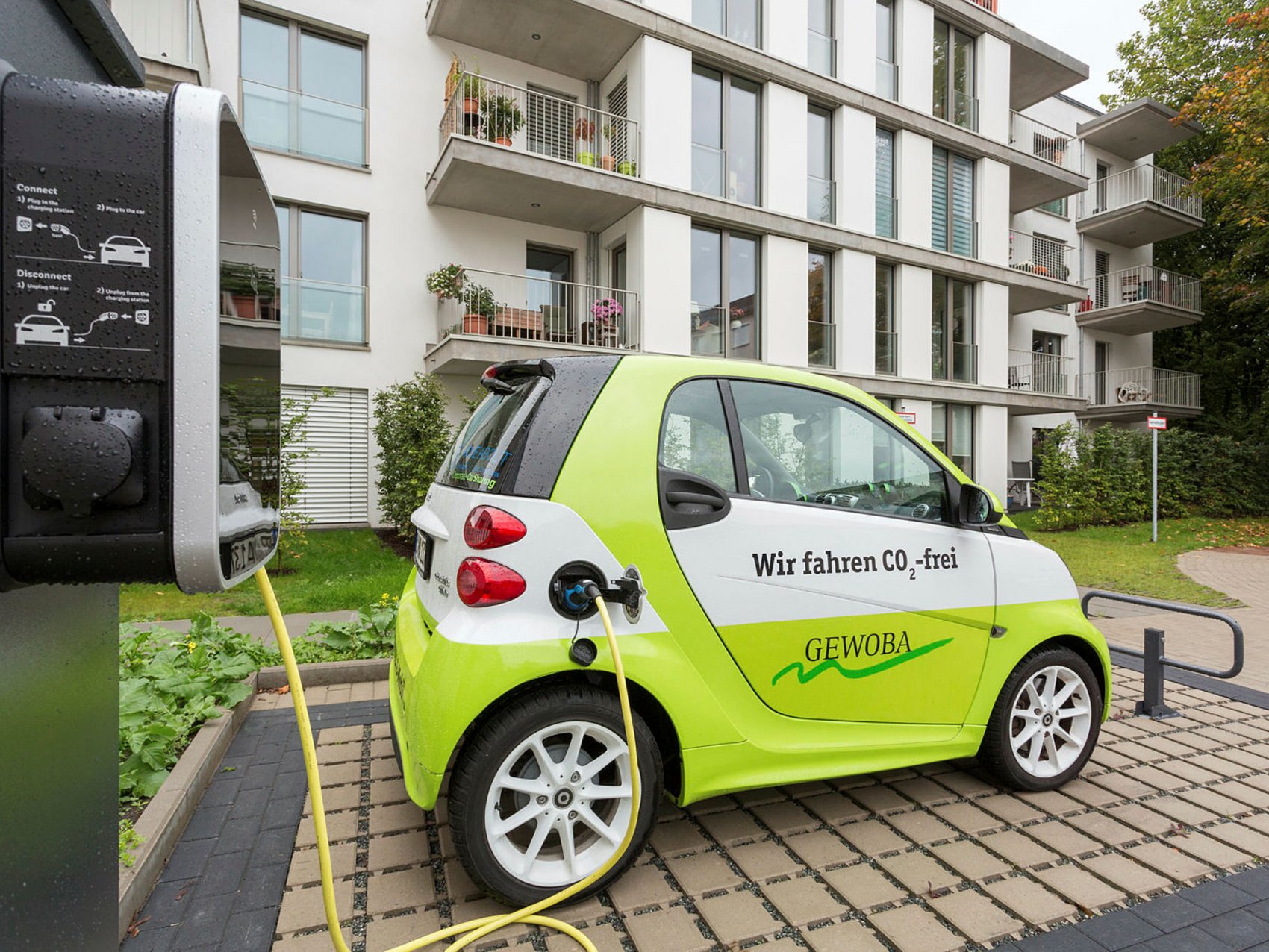 Auto der GEWOBA an Ladestation