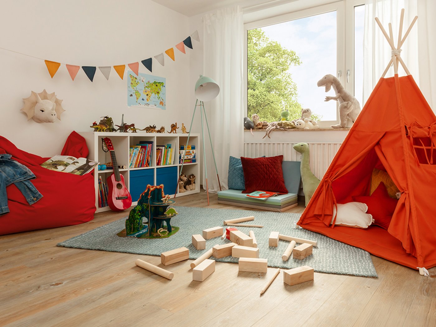 Kinderzimmer mit einem Zelt und Spielsachen