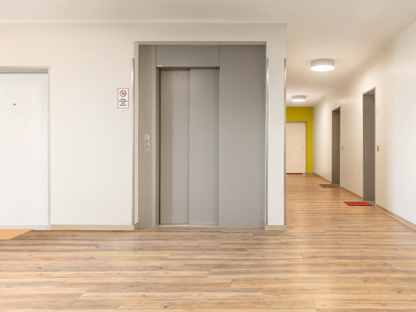 Treppenhaus mit einem Aufzug