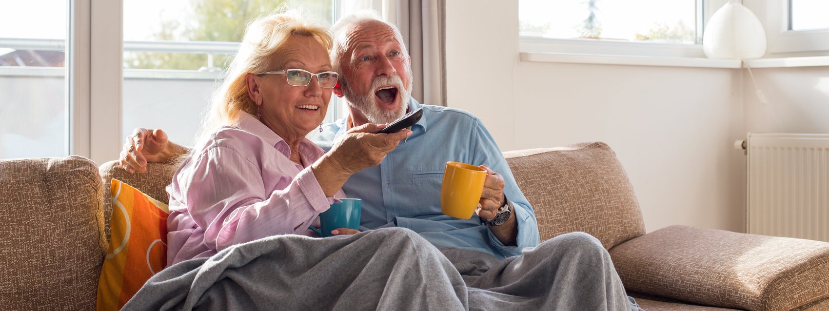 Lustiges Senioren Paar auf der Couch
