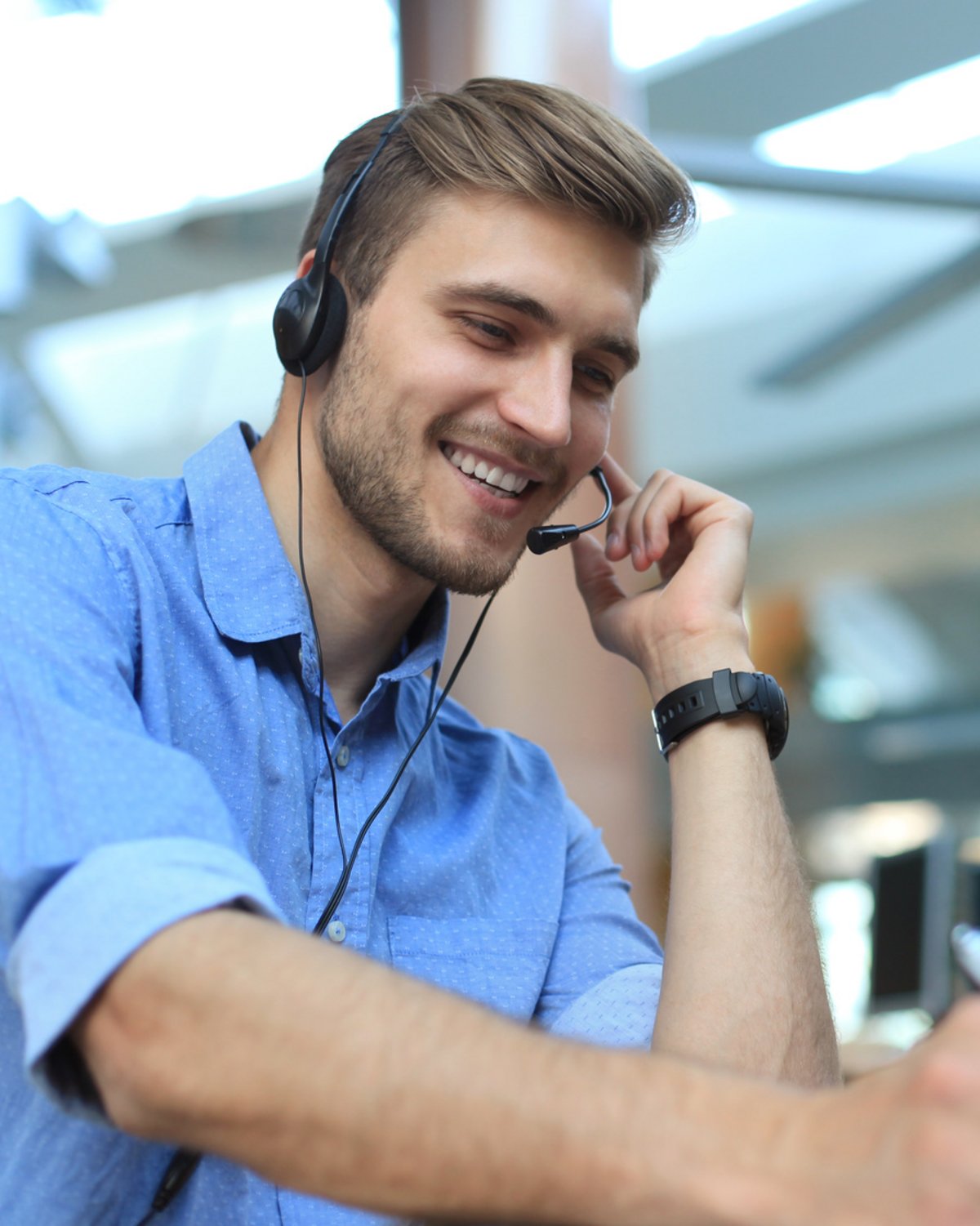 Junger Mann mit Hemd am telefonieren