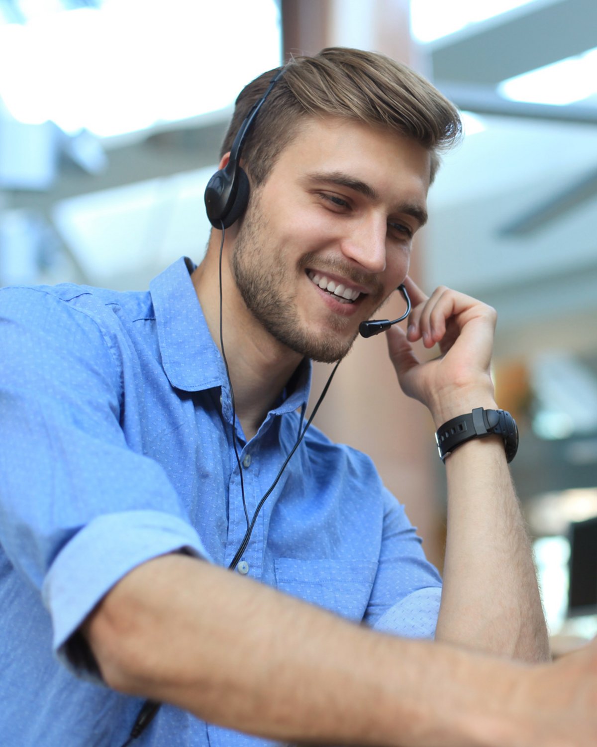 Junger Mann mit Hemd am telefonieren