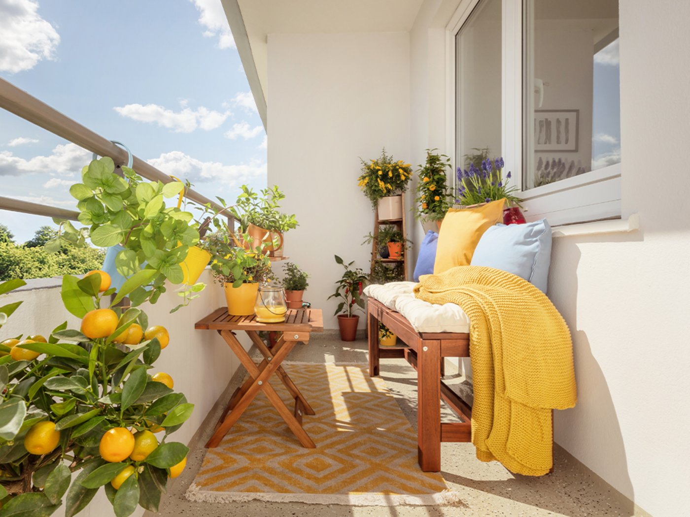 Balkon mit Pflanzen und Möbeln